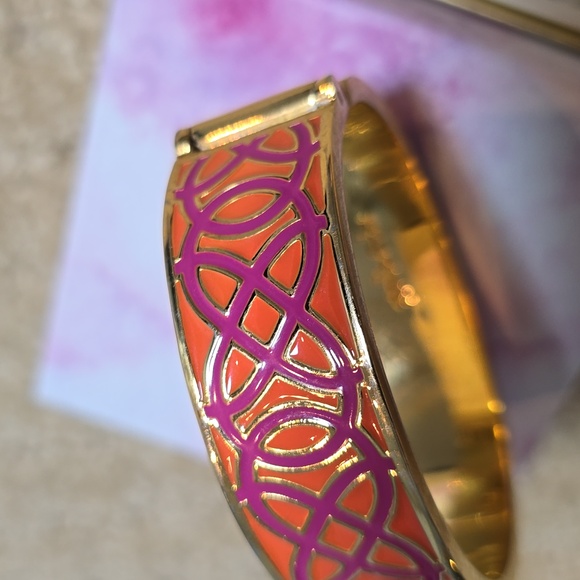 Stella & Dot Eleanor Enamel Hinged Bangle Bracelet with Magnetic Clasp Gold Tone - Picture 3 of 7